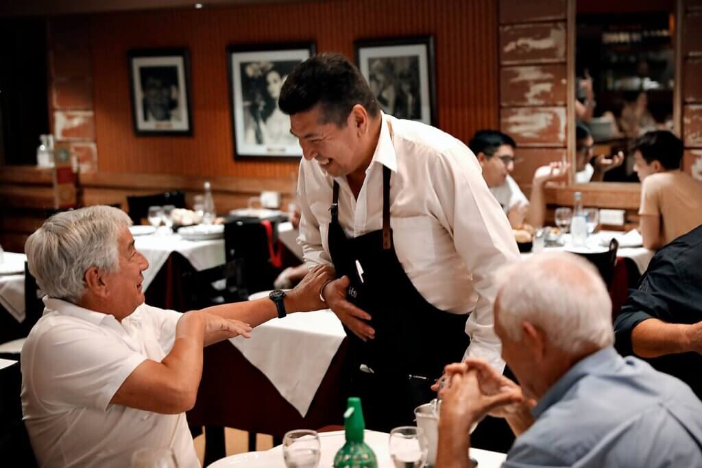 nota-al-restaurante-bodegon-pepito-entrevista-a-camarero
