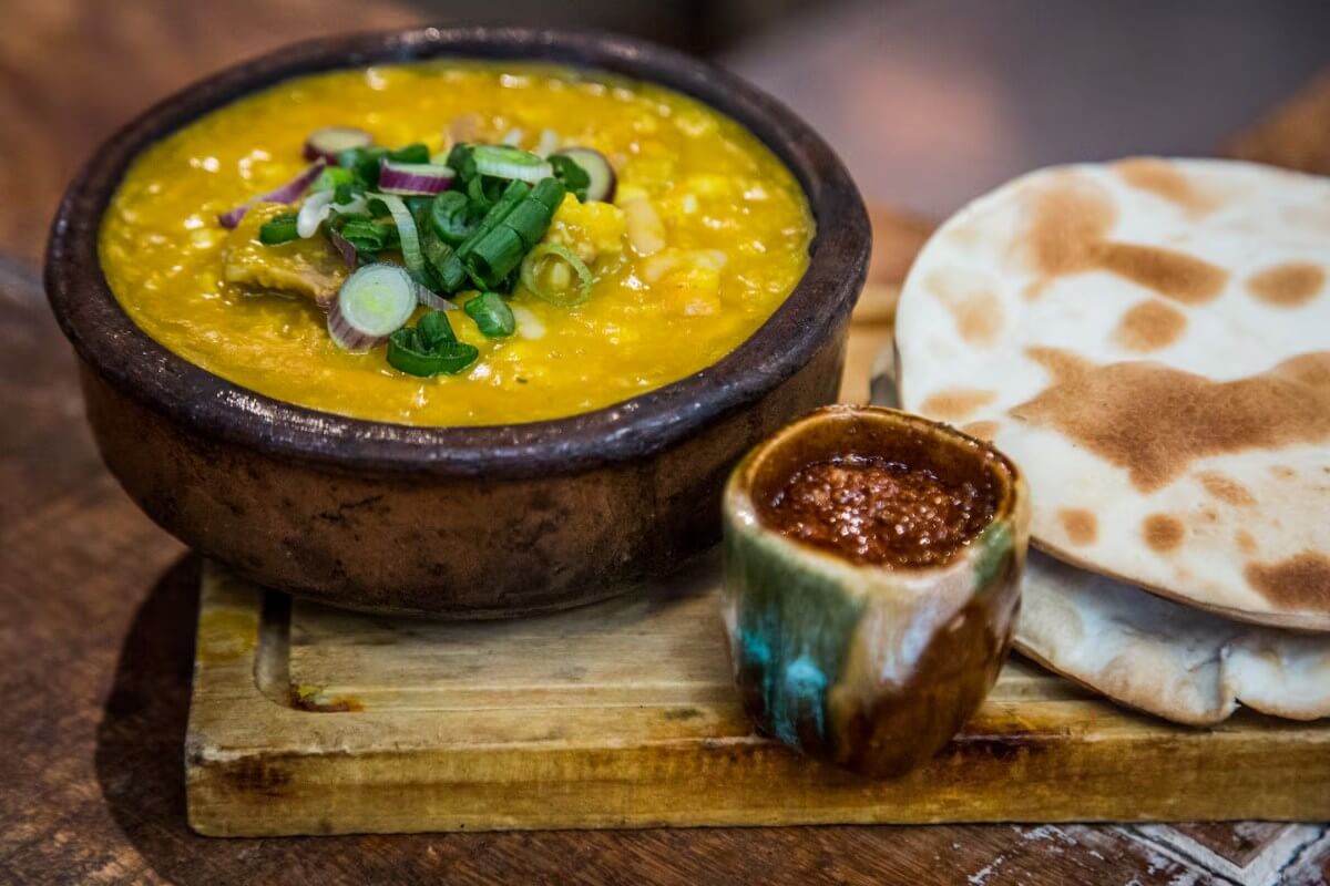 Guía para comer barato en Buenos Aires: menús con locro, empanadas y copa de vino en locales porteños para el feriado.